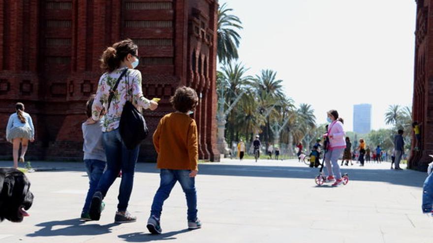 Nens amb pares passegen per l&#039;Arc de Triomf de Barcelona