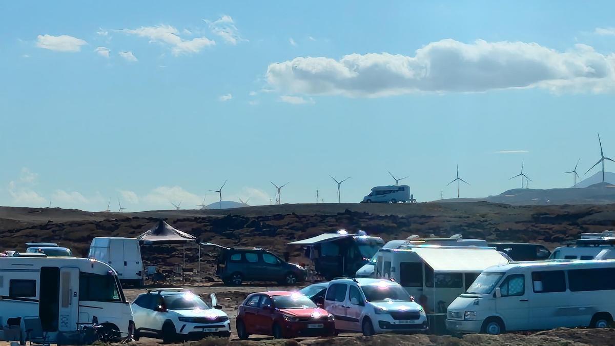Concentración de caravanas en la costa de Arico.