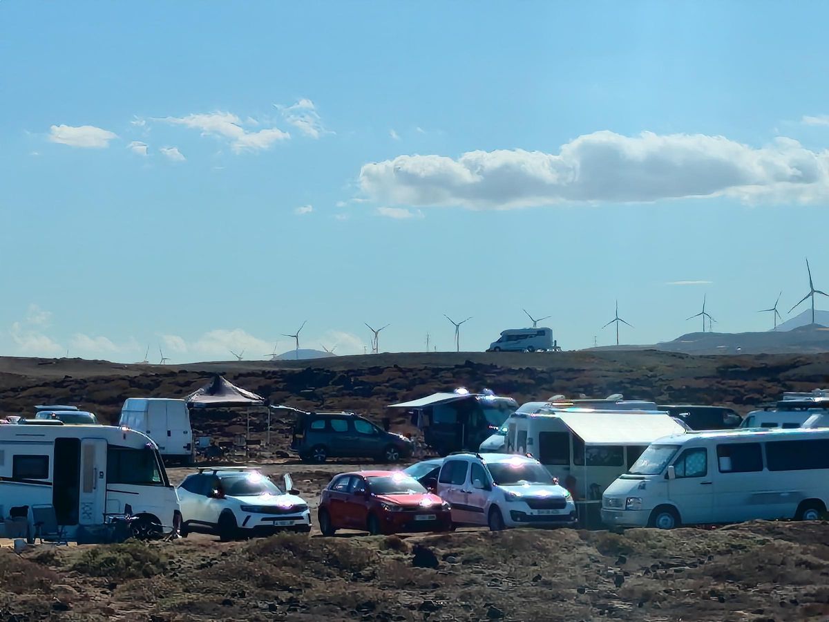 Concentration of caravans on the coast of Arico.
