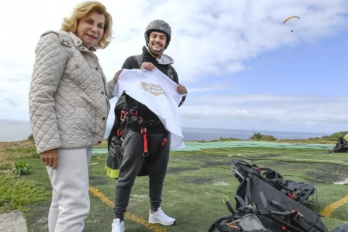 10-05-19 LAS PALMAS DE GRAN CANARIA. ZONA DE SALTOS PARAPENTE DE LOS GILES. LAS PALMAS DE GRAN CANARIA. Nardy Barrios en parapente.  Nardy Barrios se tira en parapente desde Los Giles junto a una persona que ganó un concurso. Fotos: Juan Castro  | 10/05/2019 | Fotógrafo: Juan Carlos Castro