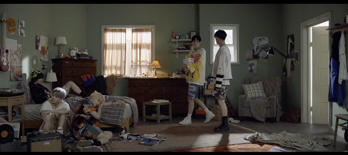 Fotograma del videoclip de la canción 'Lovesong (I Know I Love You) del grupo de música de Corea del Sur TXT, con el joven del centro sujetando una lata de patatas fritas Bonilla a la Vista