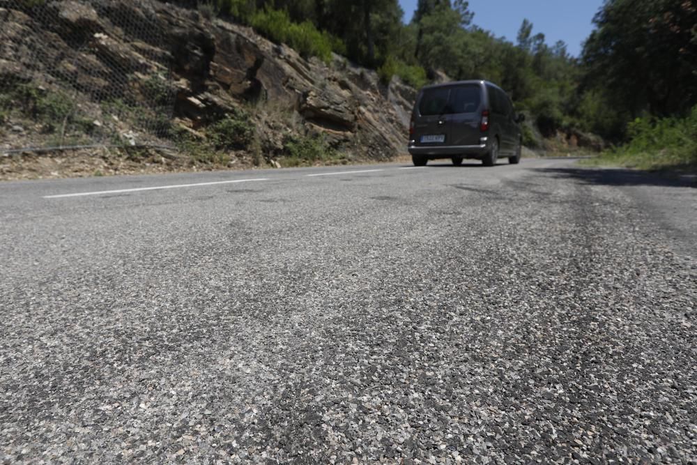 Nou paviment amb grava a la carretera dels Àngels