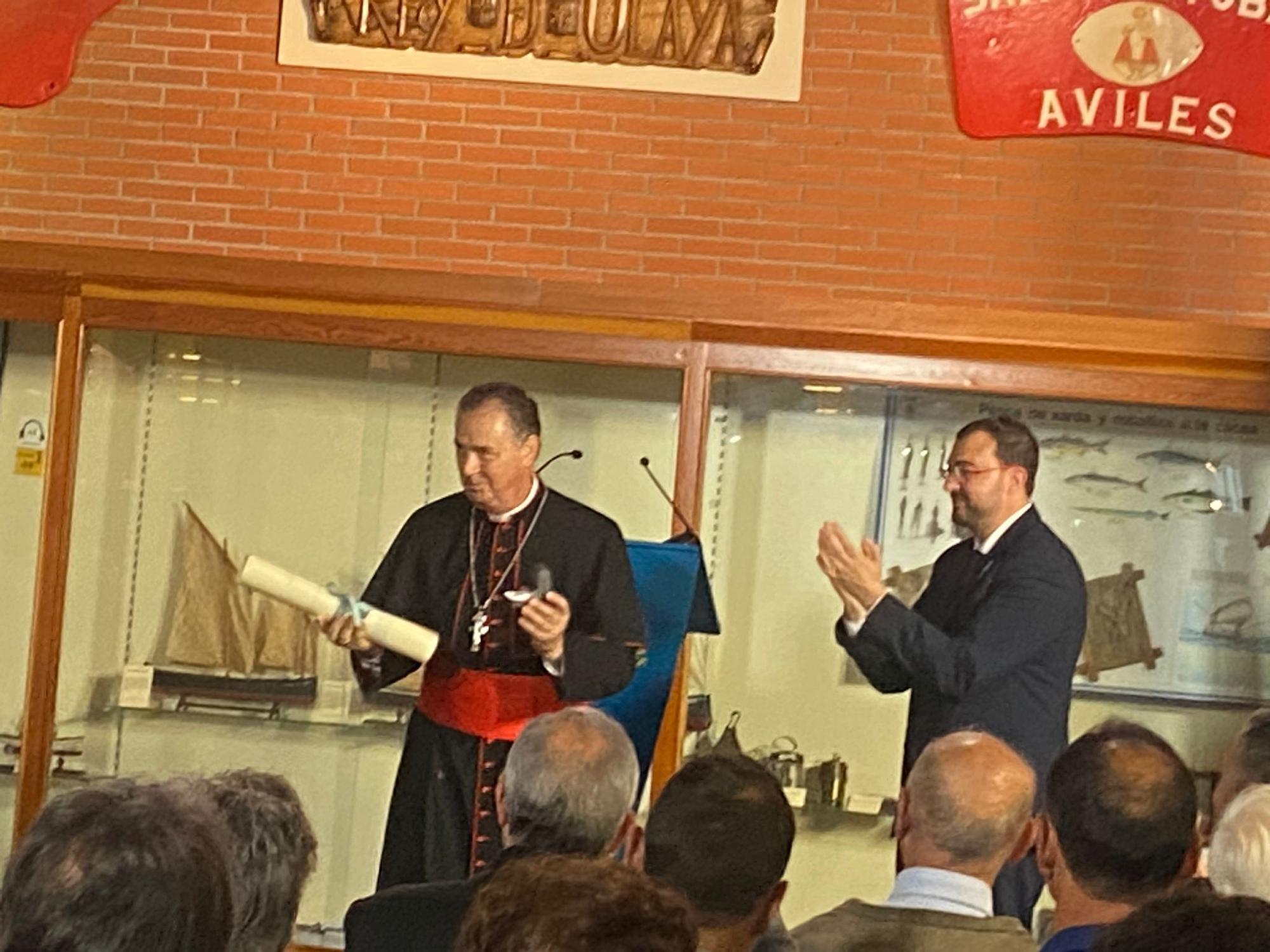 El cardenal Ángel  Fernández Artime recibe el título de Hijo Predilecto de Asturias en Luanco (Gozón)