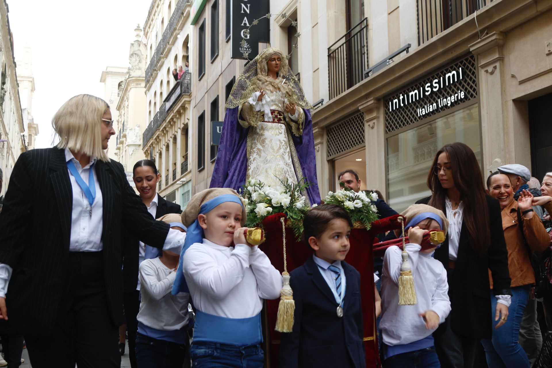 Pequeños del colegio de la Milagrosa durante su procesión por las calles del centro de la ciudad