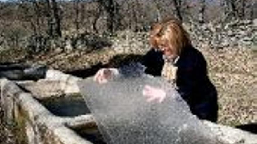 TEMPERATURAS BAJO CERO CONGELAN EL AGUA EN SIERRA DE GATA