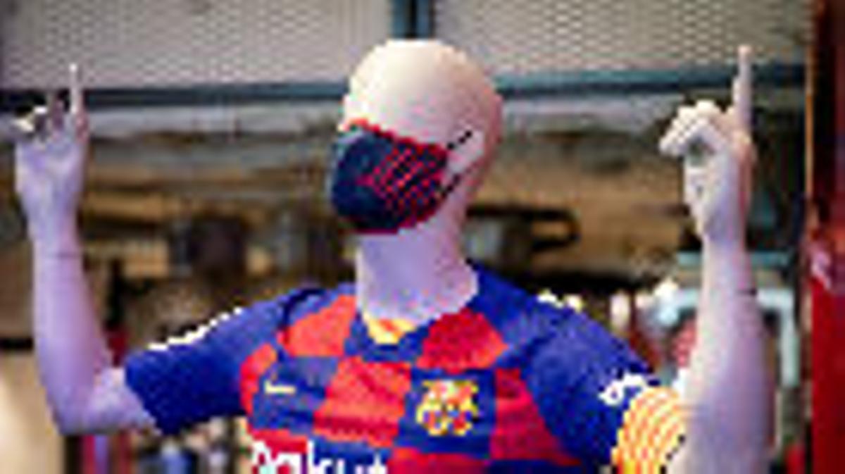 Las mascarillas del Barça ya están en las tiendas del club