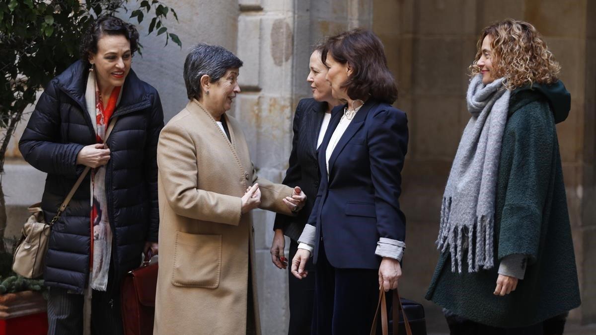 La delegada del Gobierno, Teresa Cunillera, saluda afectuosamente a las ministras en la entrada de la Llotja.