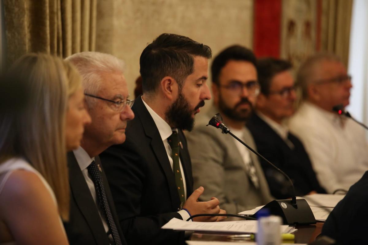 El edil de Urbanismo, Adrián Santos Pérez, mira a Mario Ortolá mientras explica el sentido de su voto