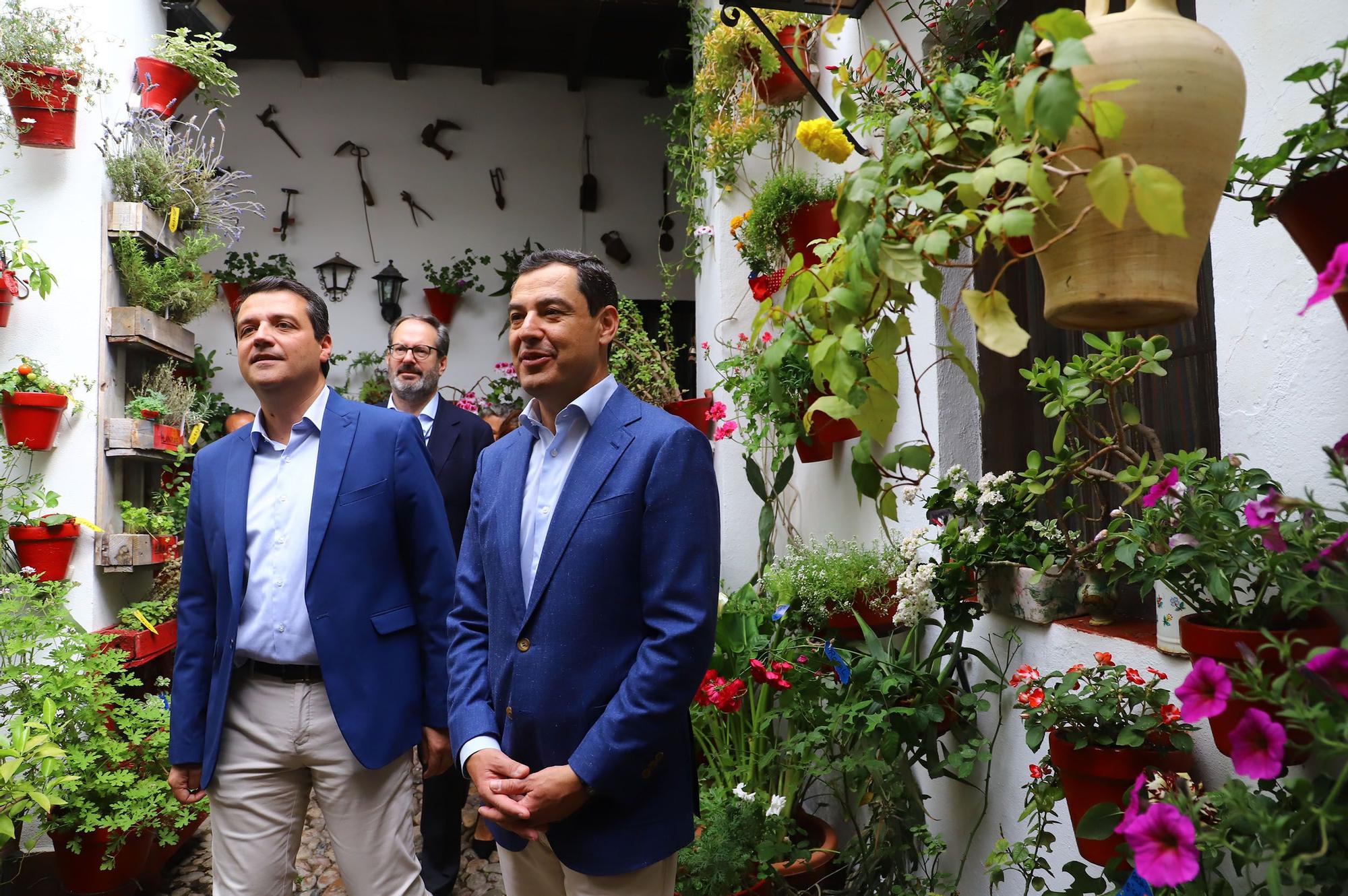 Juanma Moreno visita los Patios de Córdoba