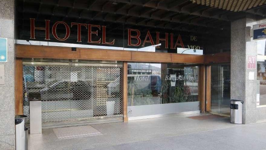 Entrada del emblemático hotel Bahía de Vigo, con uno de los accesos cerrado al público. // Alba Villar