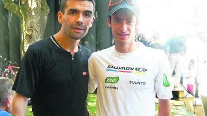 Javi Copete con Kilian Jornet, campeón de la prueba. / pachu pérez