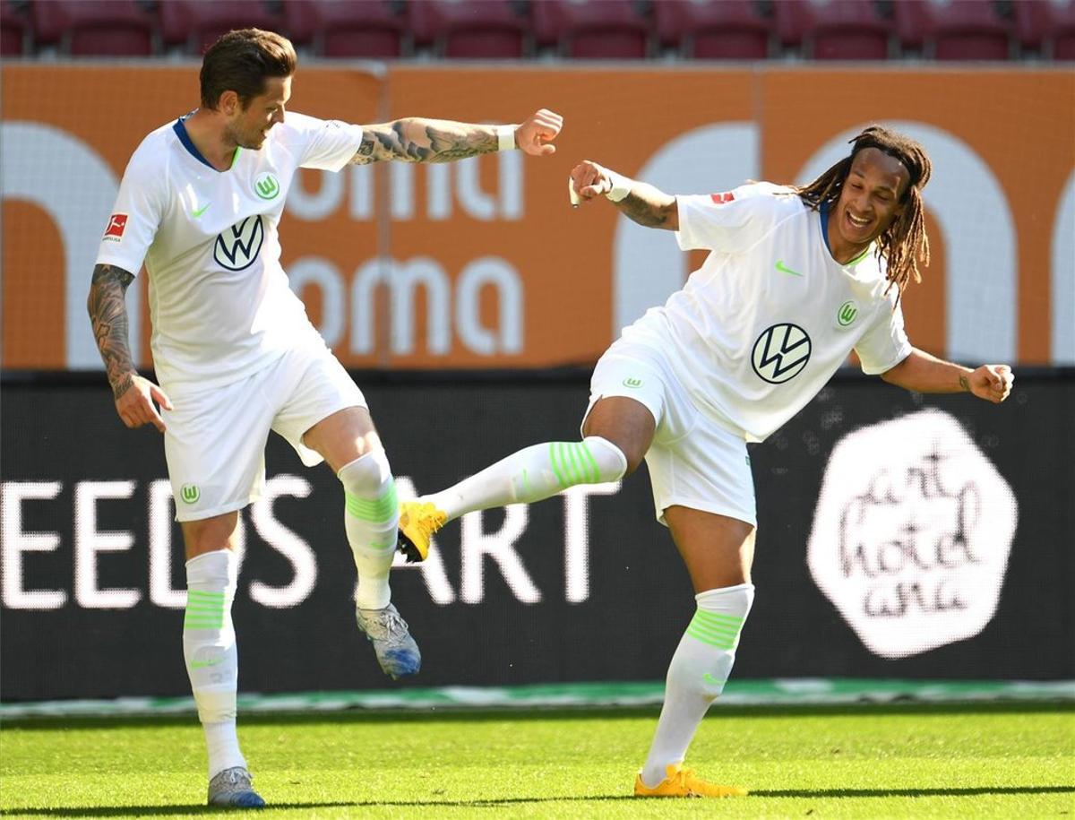 Daniel Ginczek y Kevin Mbabu, del Wolfsburgo, improvisan una nueva celebración de gol Daniel Ginczek y Kevin Mbabu, del Wolfsburgo, improvisan una nueva celebración de gol