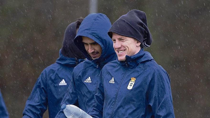 Mossa y Alanís, ayer, en el entrenamiento del Oviedo en El Requexón.