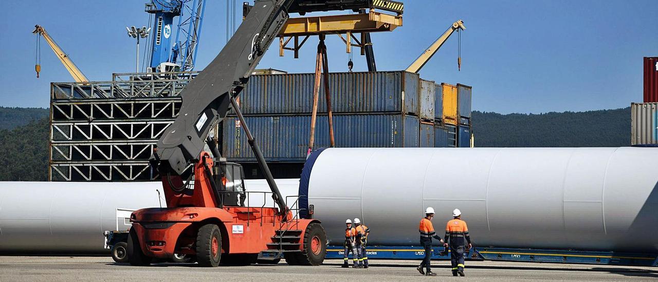 Manipulación de material eólico para su embarque en la mañana de ayer en el Puerto de Marín.