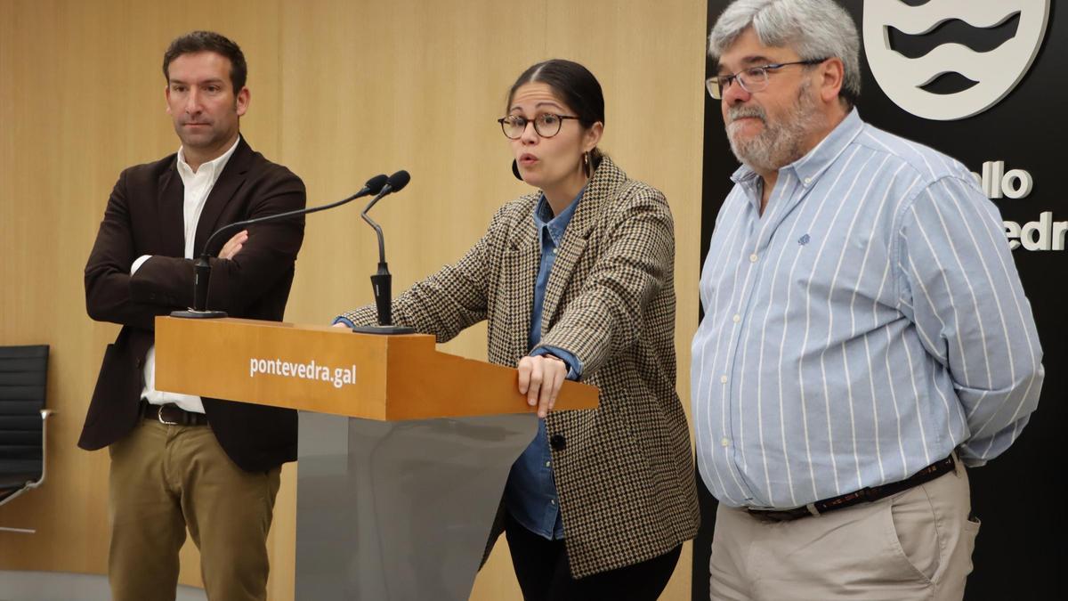 Anabel Gulías, flanqueada por el presidente de la Federación Galega, Bruno López (izq.) y el presidente del Cisne, Santi Picallo (d.).