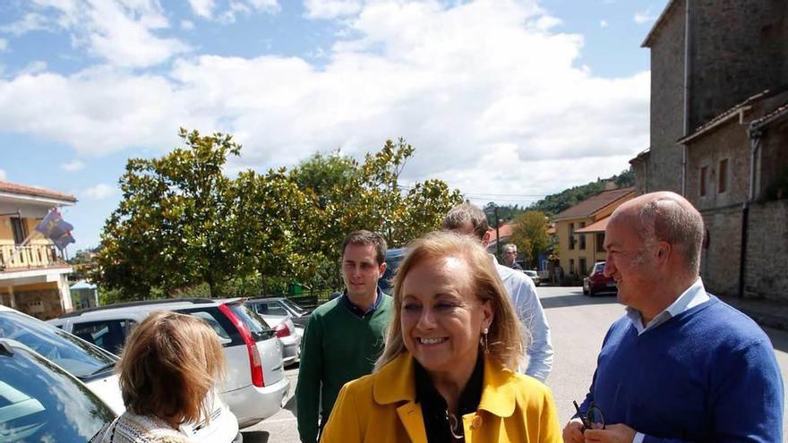 David González Medina (detrás), Mercedes Fernández y Luis Venta, ayer, a su llegada a La Callezuela.