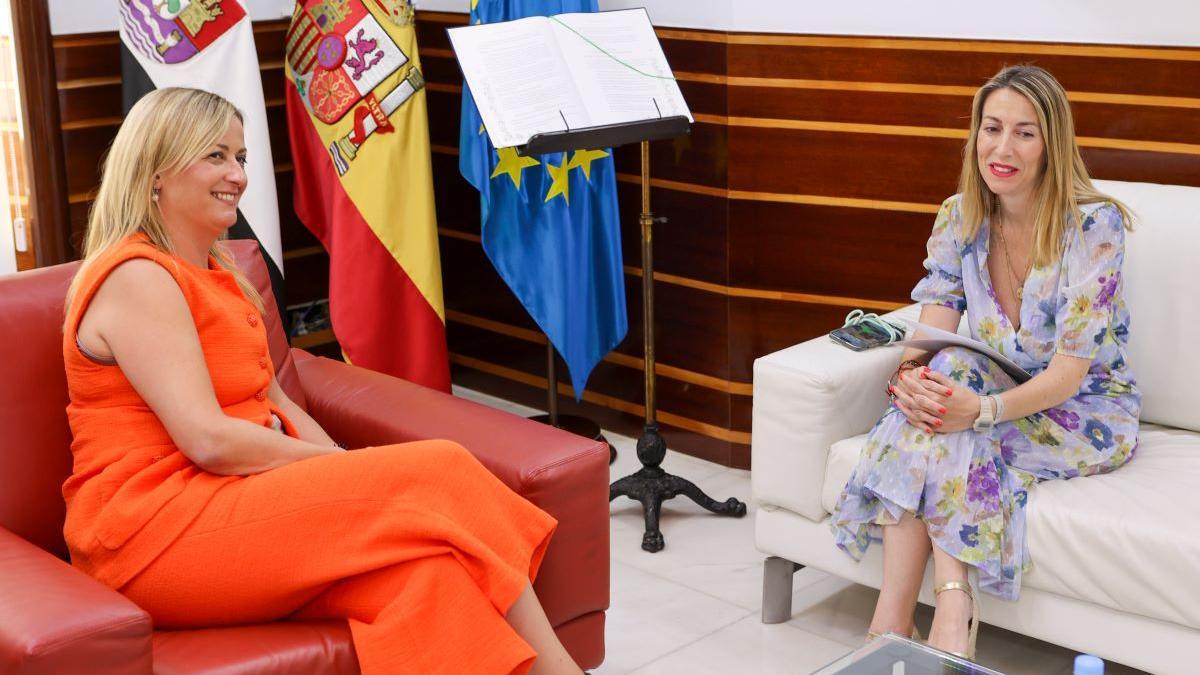 María Guardiola junto a Blanca Martín en el encuentro de esta mañana.