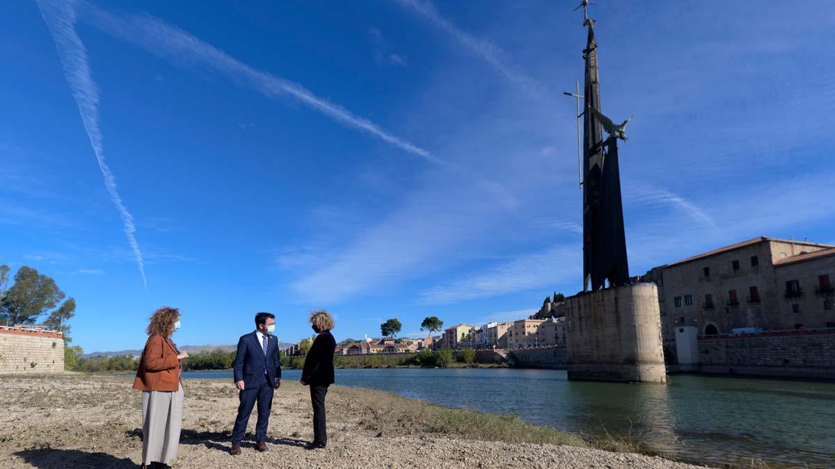 El Govern prevé retirar el próximo verano el monumento franquista de Tortosa. En la foto, Ester Capella, Pere Aragonès y la alcaldesa de Tortosa, Meritxell Roigé, en el acto de anuncio de la decisión.