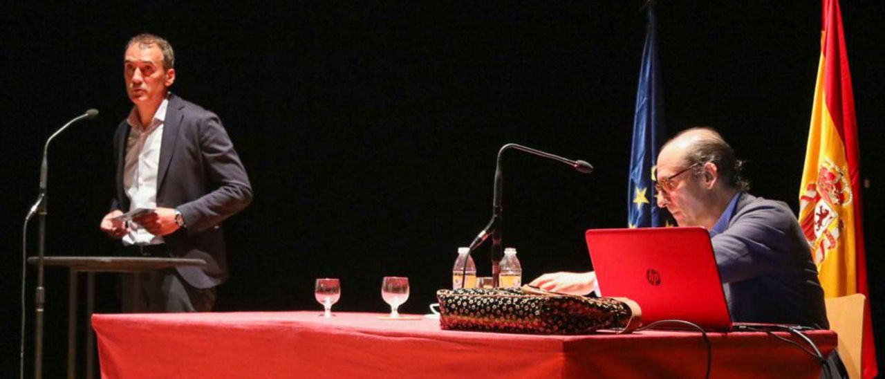 El alcalde Enrique Cabaleiro (izq.) y Luis María Uriarte, ayer. // A. GUTIÉRREZ