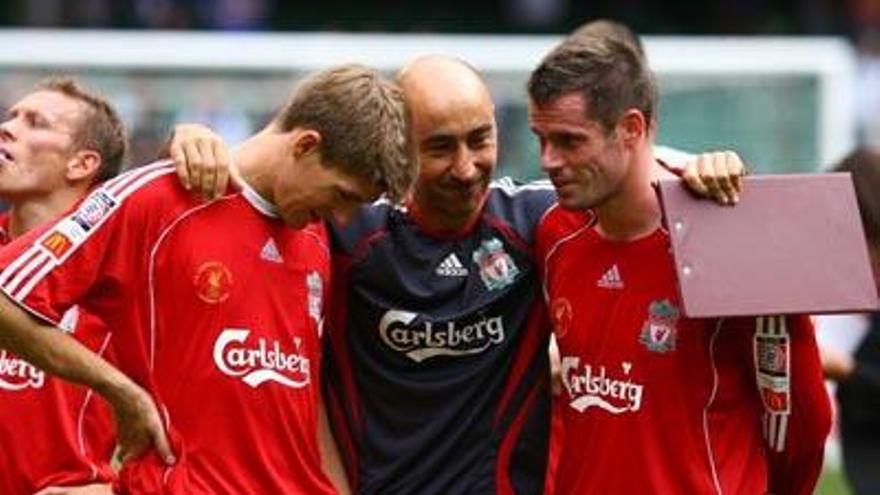 Ayestarán dialoga con Gerrard y Carragher, durante su etapa en el Liverpool.