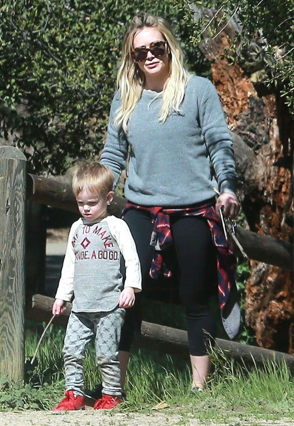 Luca va por delante de Hilary Duff en el parque