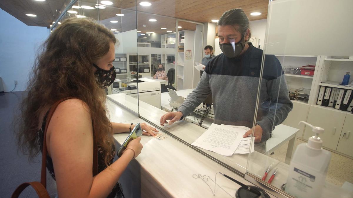 Protesta d'estudiants de la UdG en contra del requisit de la tercera llengua per obtenir el títol