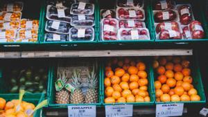 Imagen de archivo de la sección de verduras y frutas de un supermercado