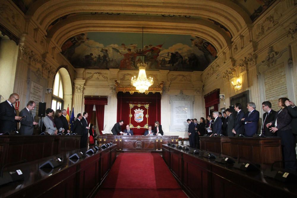 François Hollande y Mariano Rajoy son recibidos con honores junto al Ayuntamiento de Málaga. Antes del almuerzo, han visitado el Museo de Málaga.