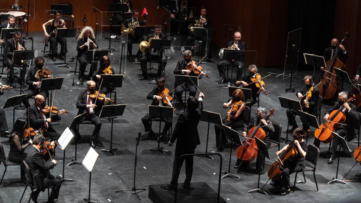 La Orquesta de Córdoba, durante el concierto ofrecido, ayer jueves, en el Gran Teatro.