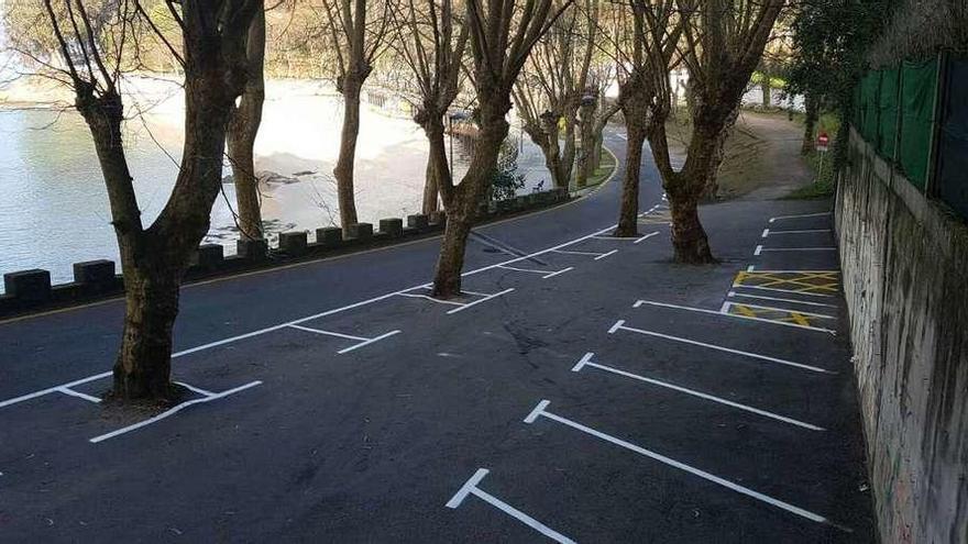 Plazas de aparcamiento y señales viarias recientemente pintadas en el vial de playas. // S.A.