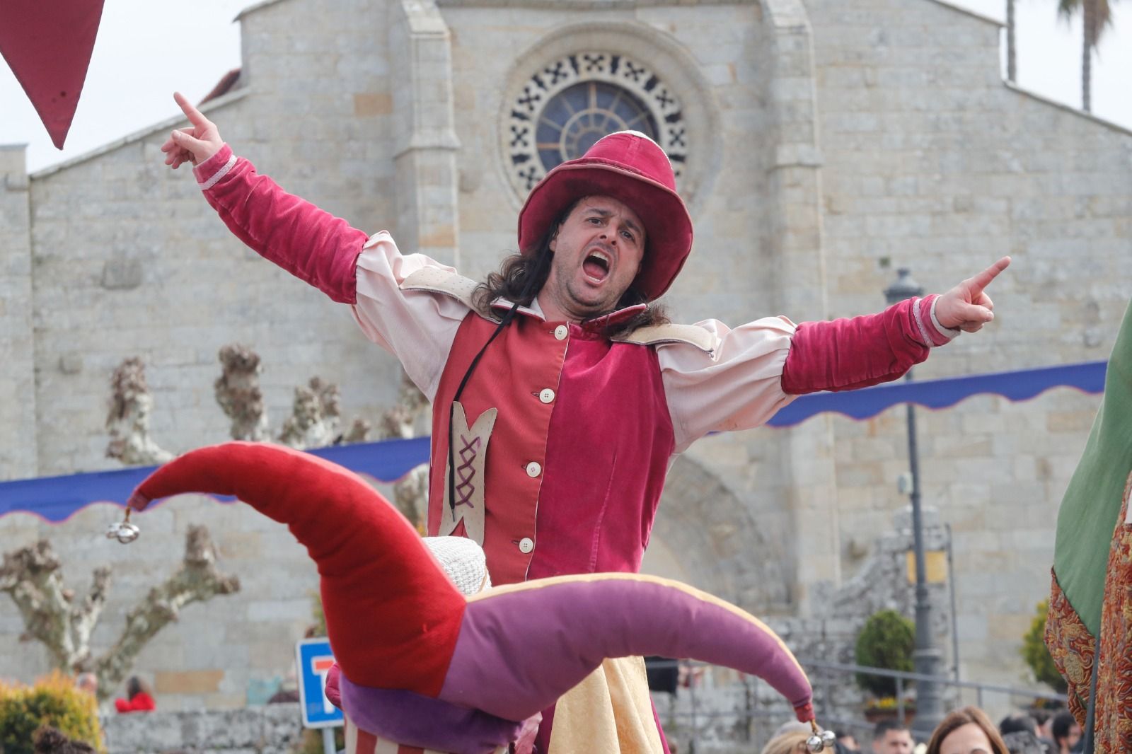 Así vive Baiona el regreso de la Arribada: justa de caballeros , esgrima y talleres de artesanía