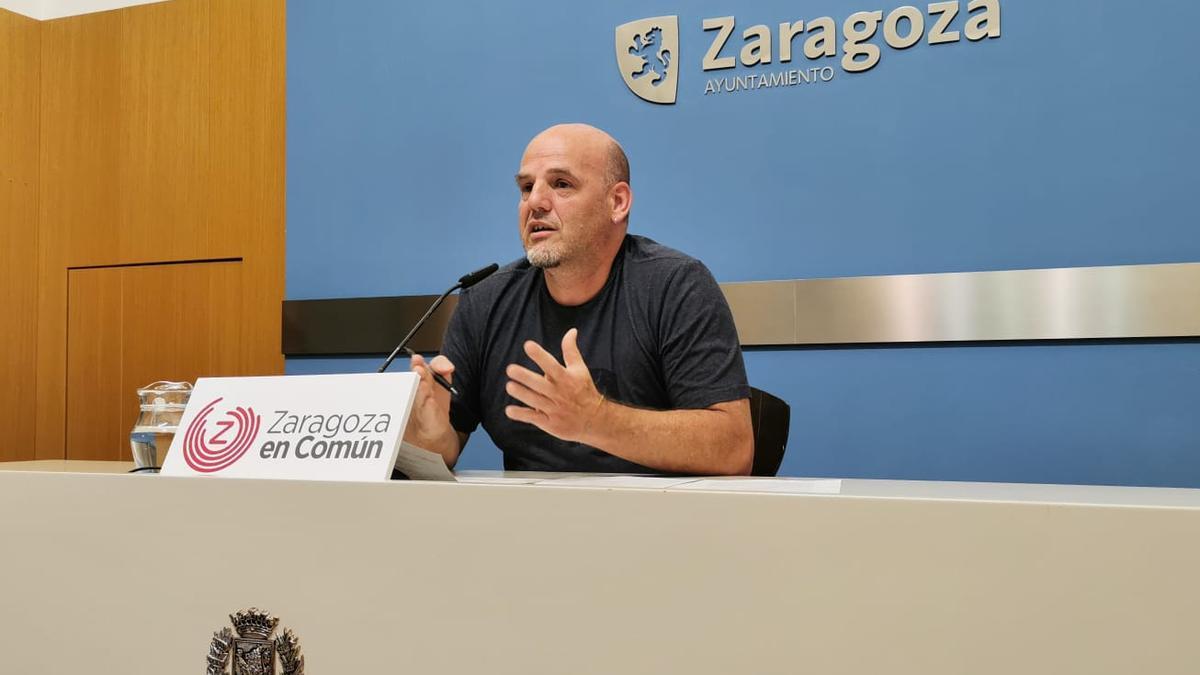 El concejal de ZeC Suso Domínguez, durante una rueda de prensa.