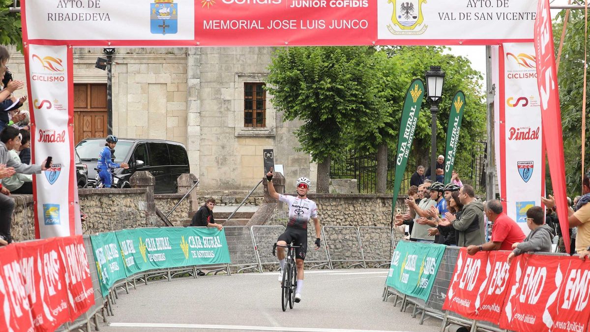 Benjamín Noval cruzando la línea de meta