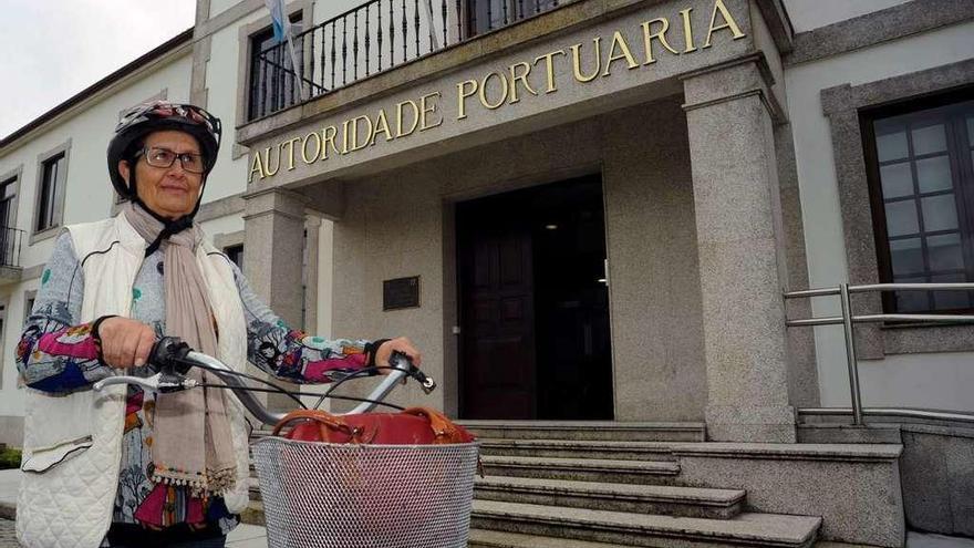 &quot;Conchita&quot; Mouriño va a trabajar diariamente en bicicleta a la Autoridad Portuaria. // Iñaki Abella