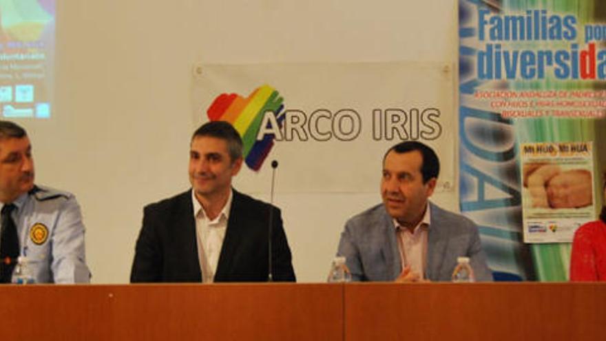 Ruiz Espejo, segundo por la derecha, acudió ayer a una jornada sobre discriminación