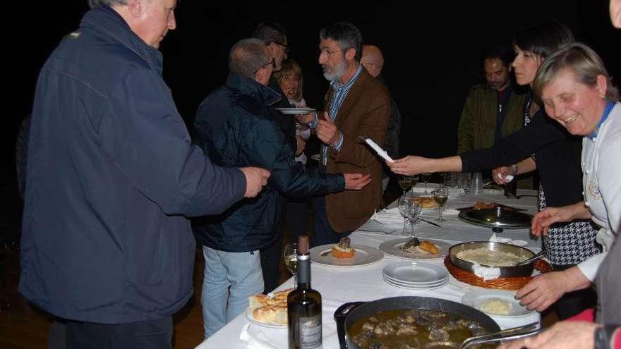 La lamprea, en primer plano, en el acto de presentación celebrado en Vigo.  // Silvia Pérez Arosa