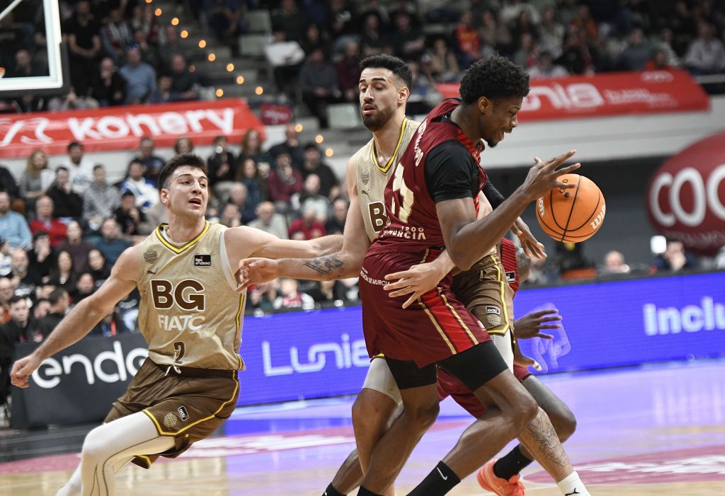 Todas las imágenes del partido del UCAM Murcia contra el Bàsquet Girona