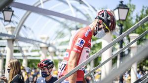 El líder, Rein Taaramäe, este miércoles, camino del control de firmas, protocolo previo a la salida de la quinta etapa de la Vuelta.