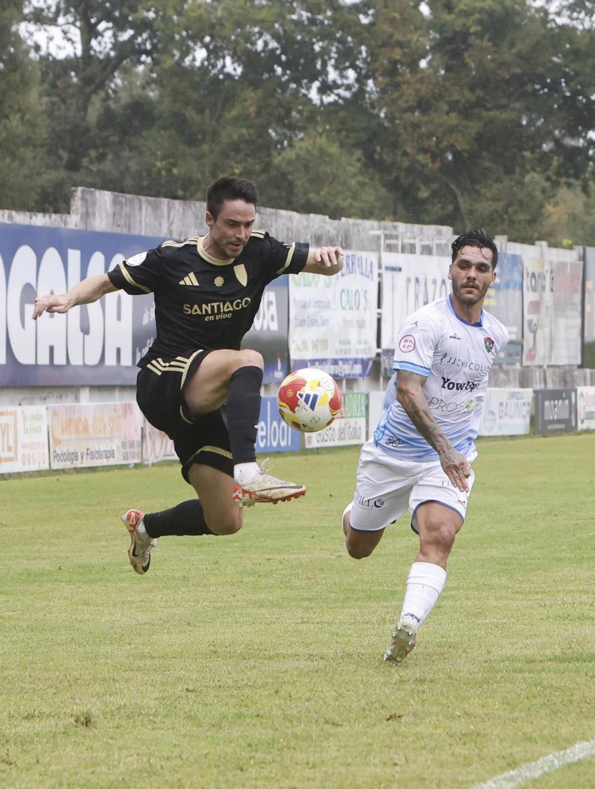 Adrián Armental y Samú Araujo, en el partido de la primera vuelta entre Boiro y Compostela.