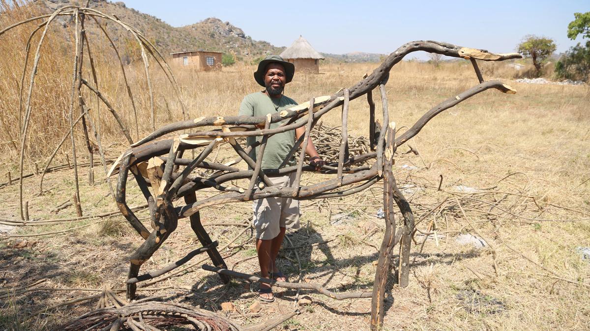 Artistas de Zimbabue convierten plantas invasoras en esculturas fantásticas