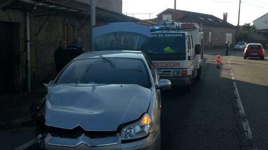 Estado en el que quedó el coche accidentado en Cambados. // Fdv