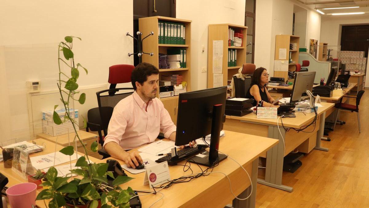 Empleados públicos en su puesto de trabajo.