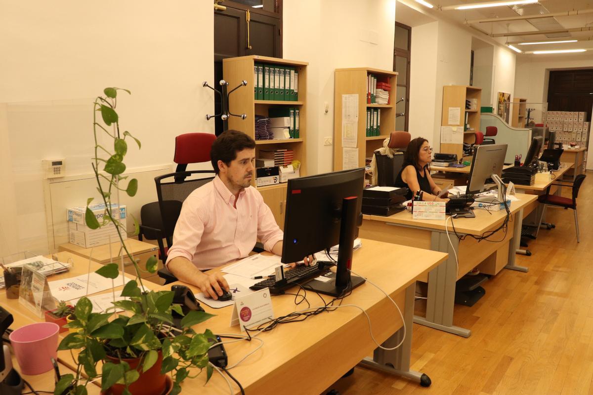 Empleados públicos en su puesto de trabajo.