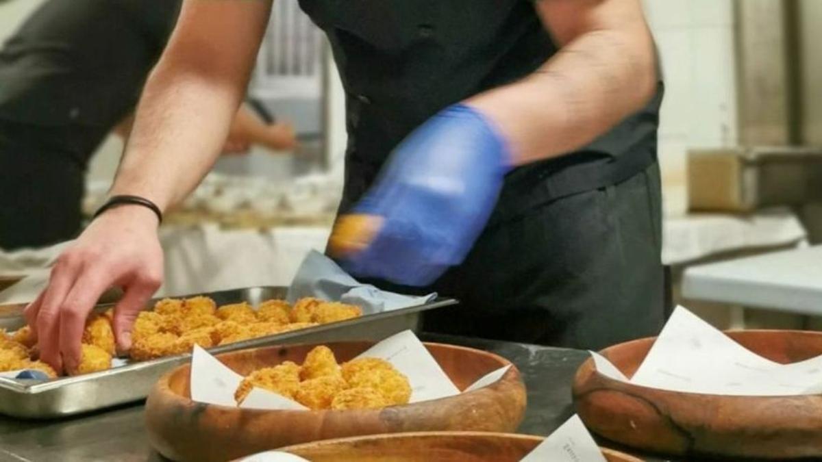 Un cocinero preparando una comanda.