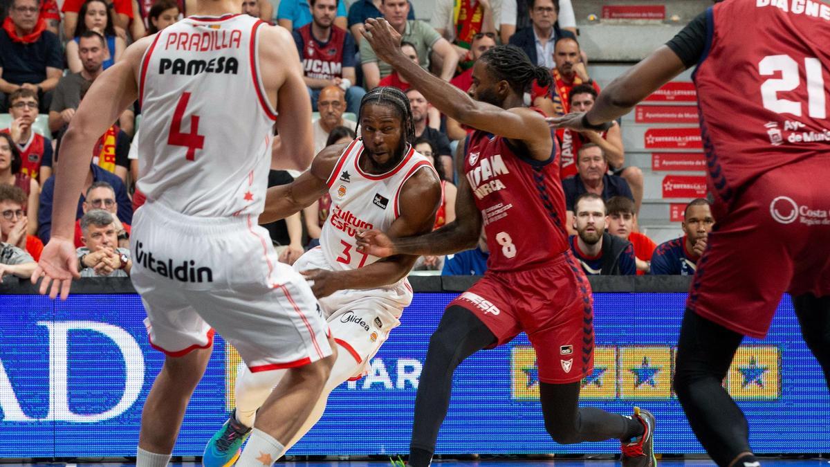 Ojeleye trata de penetrar a canasta ante la presencia de Sant-Roos