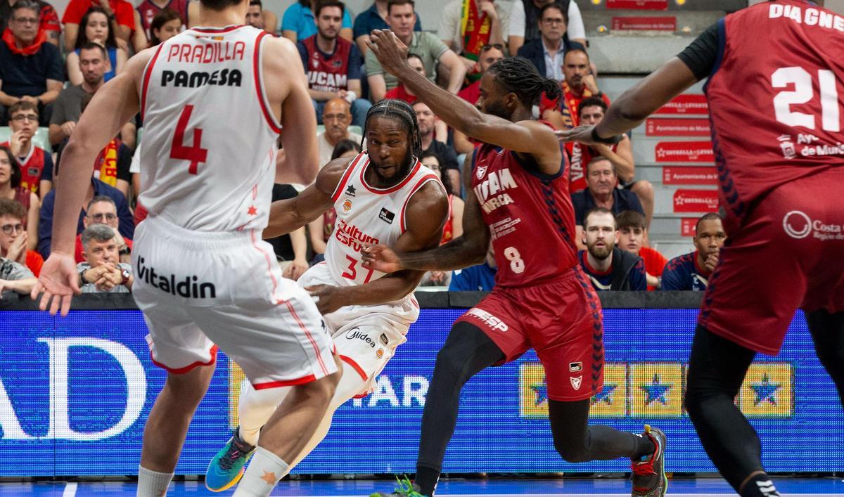 Ojeleye trata de penetrar a canasta ante la presencia de Sant-Roos