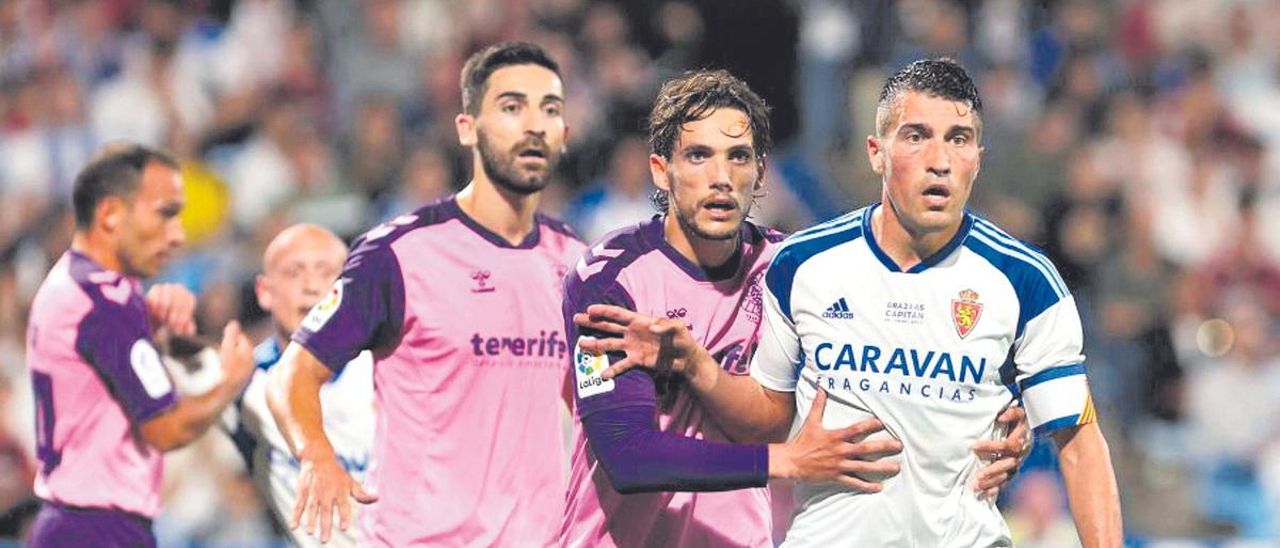 Corredera y José León, ante Alberto Zapater en el duelo del sábado en Zaragoza.