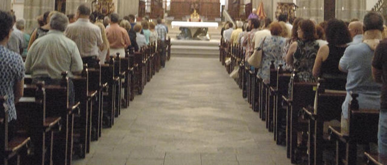 Misa funeral por los difuntos, ayer, en la Catedral de Canarias.