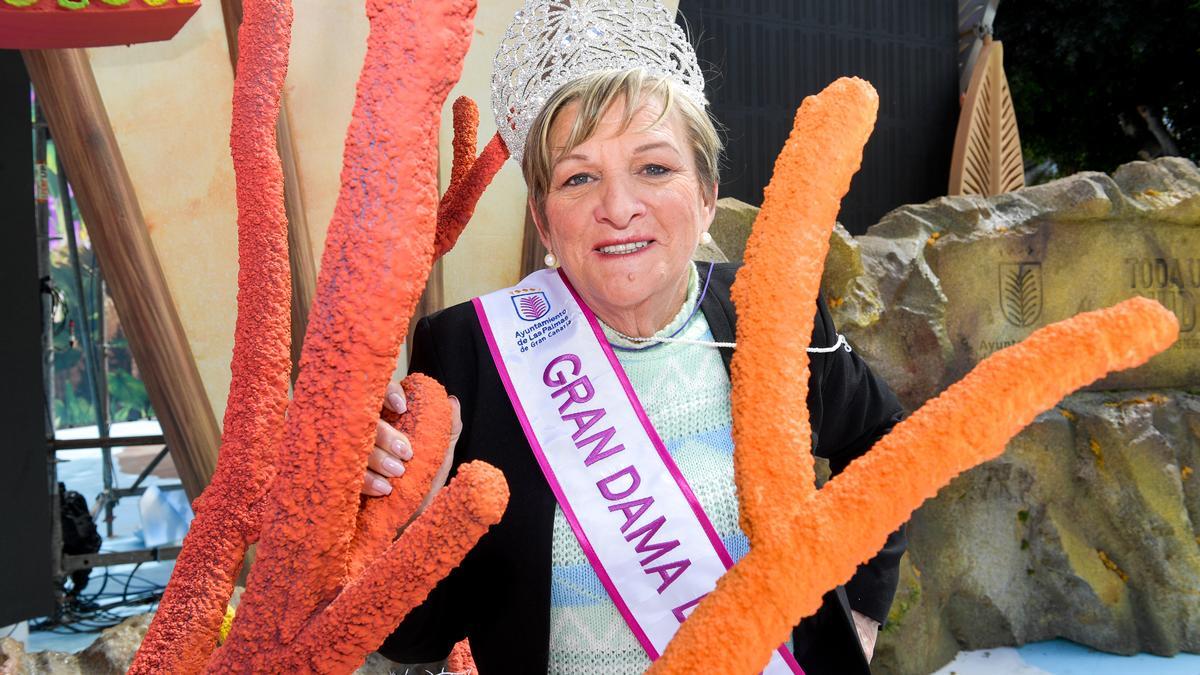 Inés Gómez tras los decorados del escenario del Carnaval