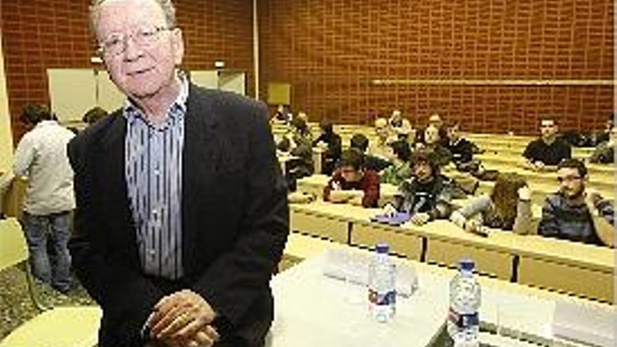 Joan F. Mira en la Facultat de Geografia i Història, anteayer.